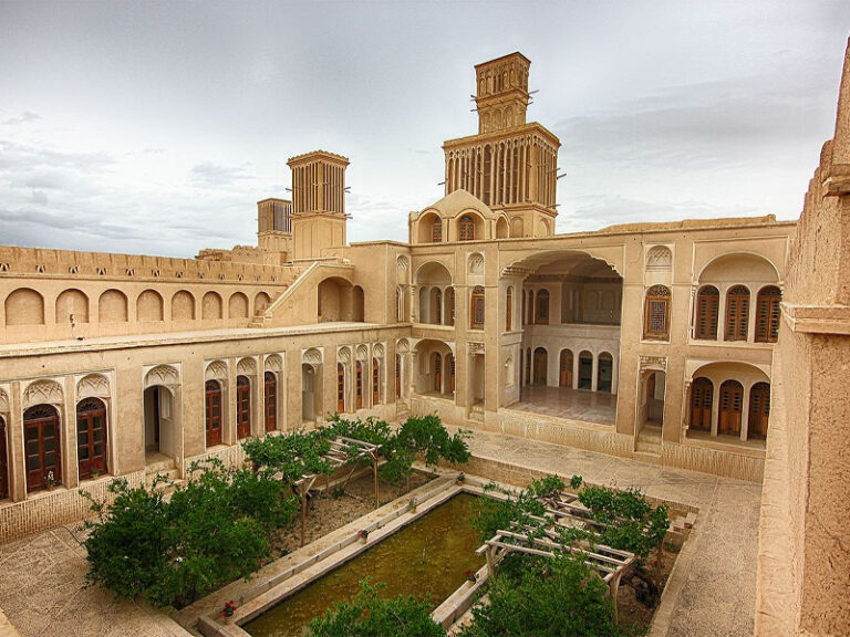 خانه تاریخی آقازاده